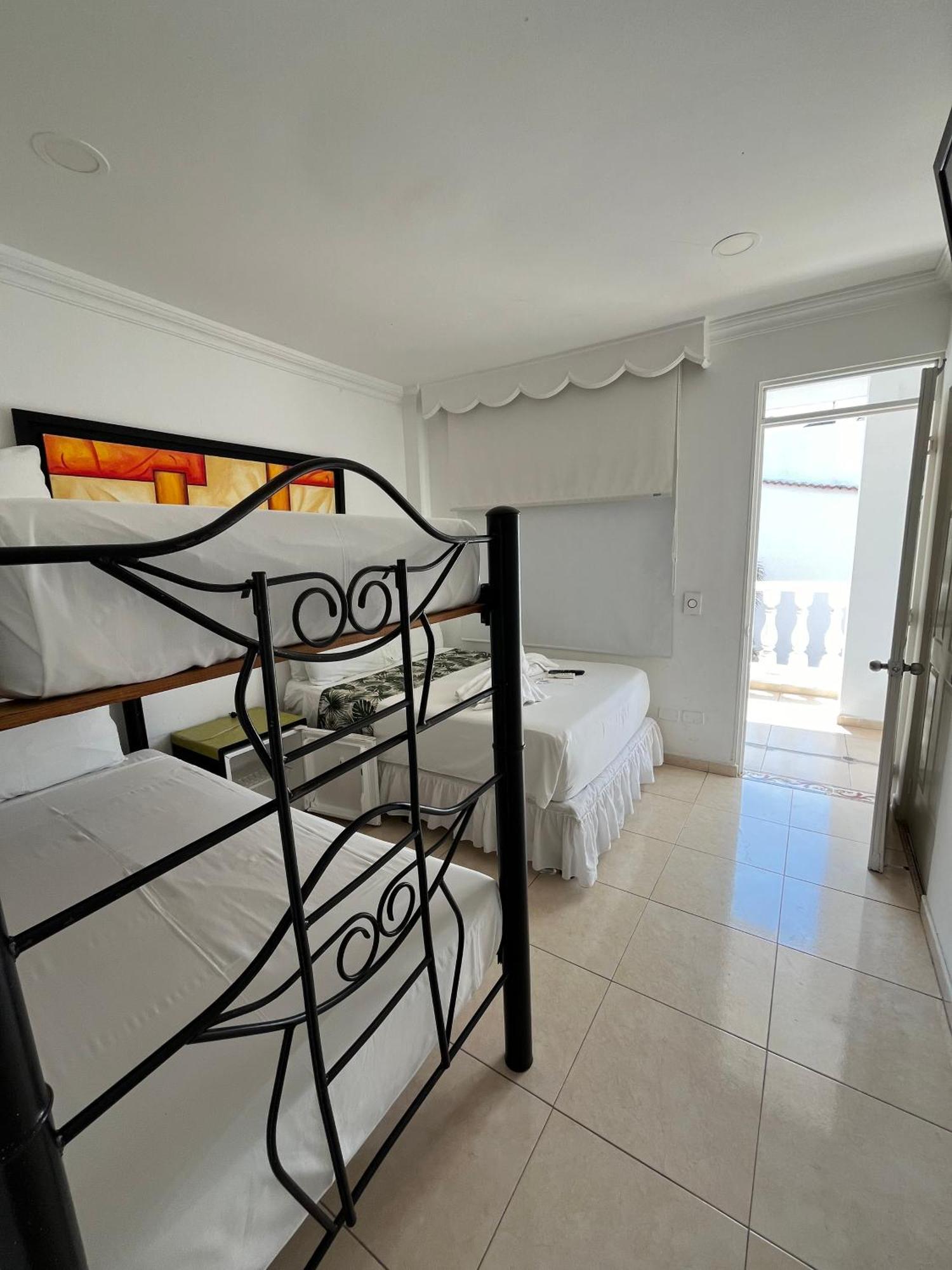 Hotel Zamba จีราร์ดอท ภายนอก รูปภาพ
