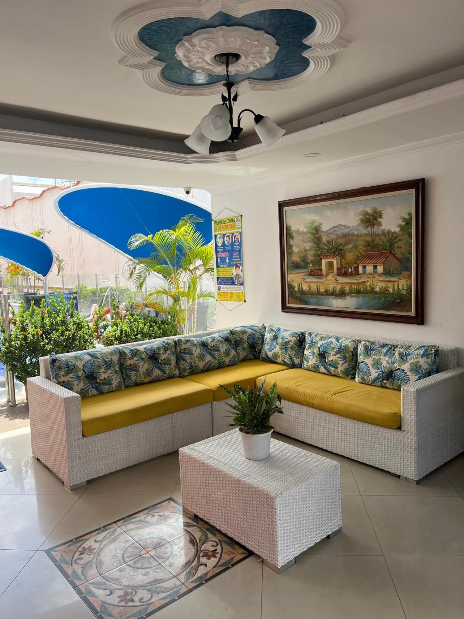 Hotel Zamba จีราร์ดอท ภายนอก รูปภาพ