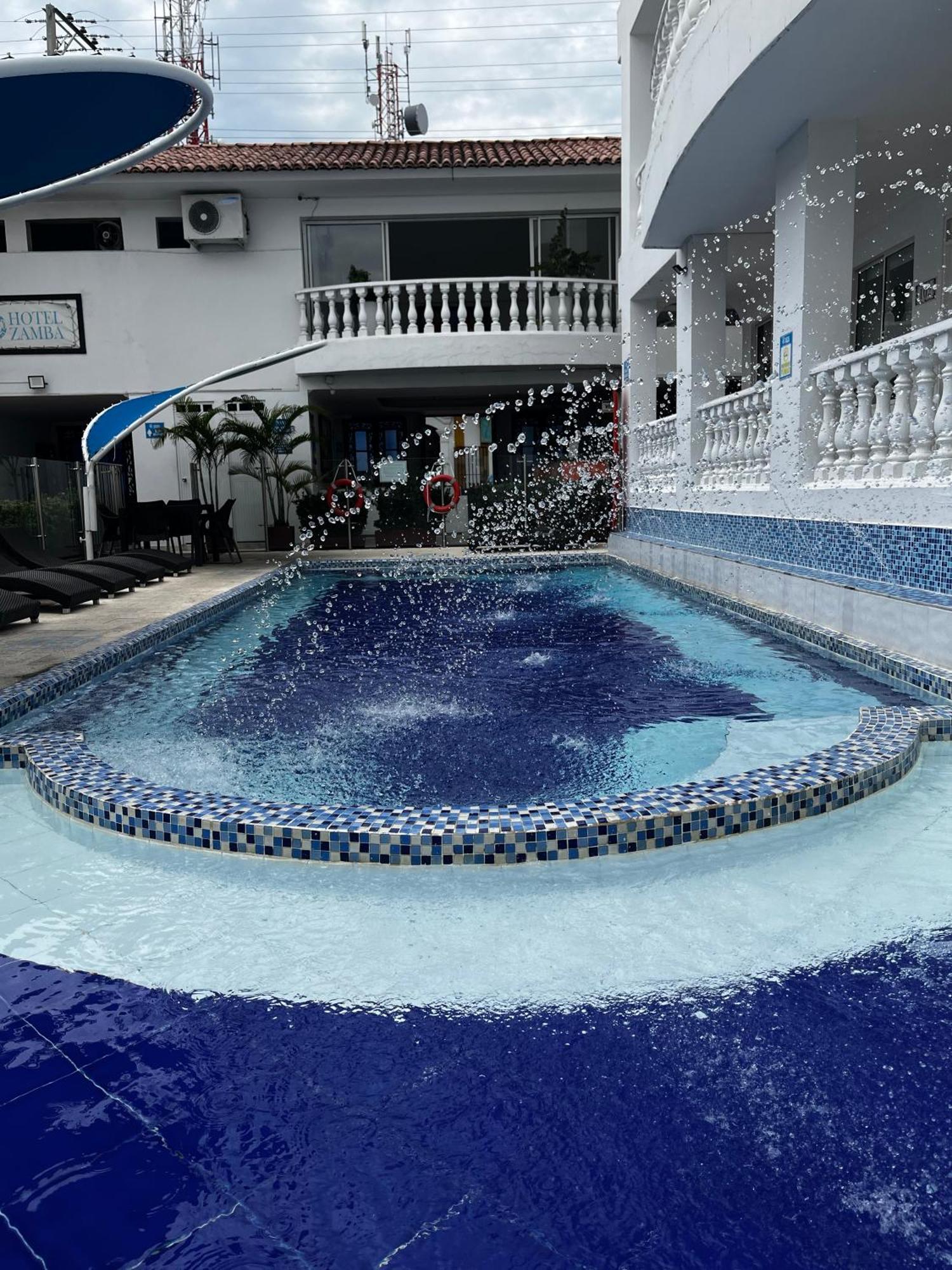 Hotel Zamba จีราร์ดอท ภายนอก รูปภาพ