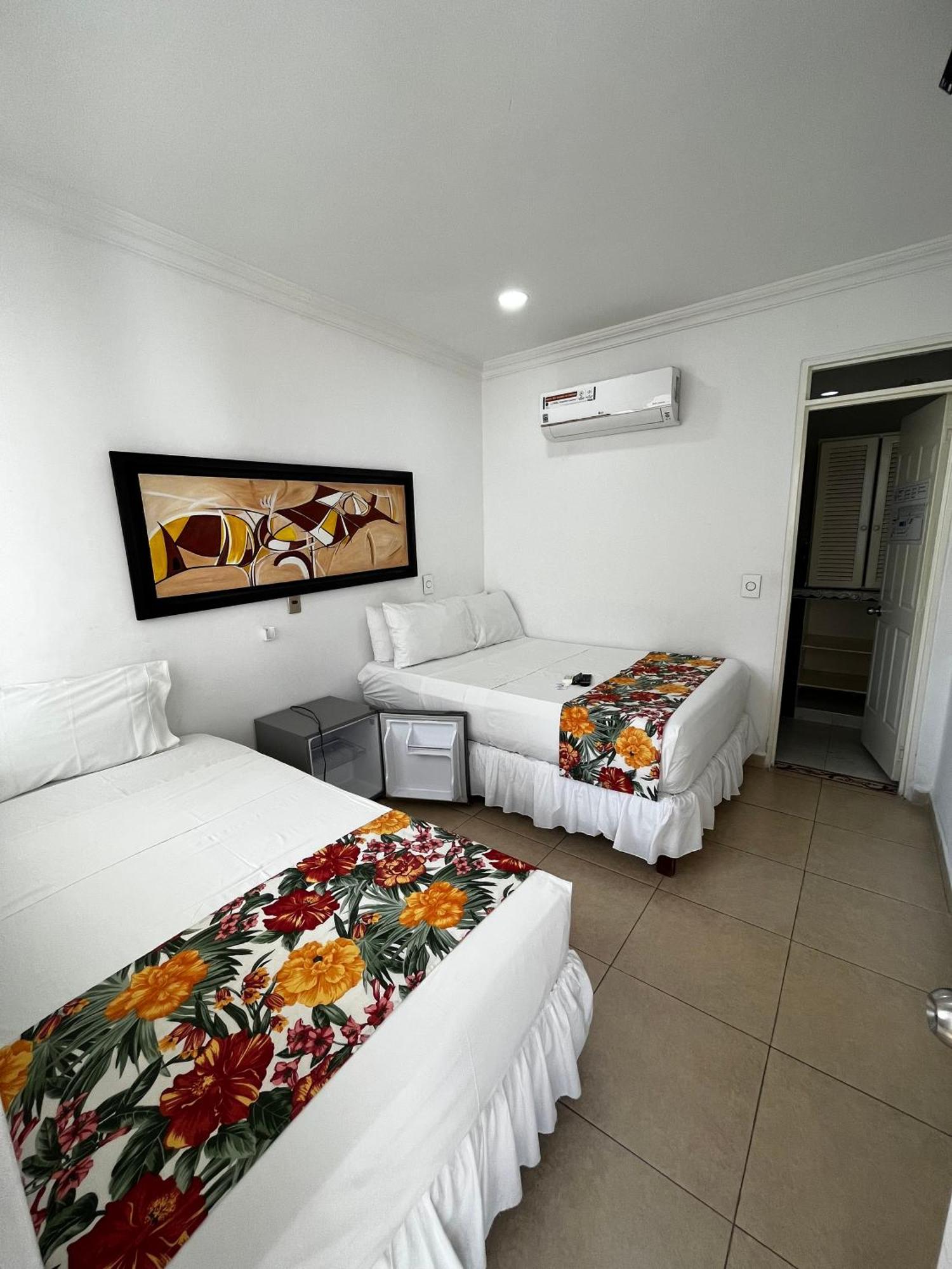 Hotel Zamba จีราร์ดอท ภายนอก รูปภาพ