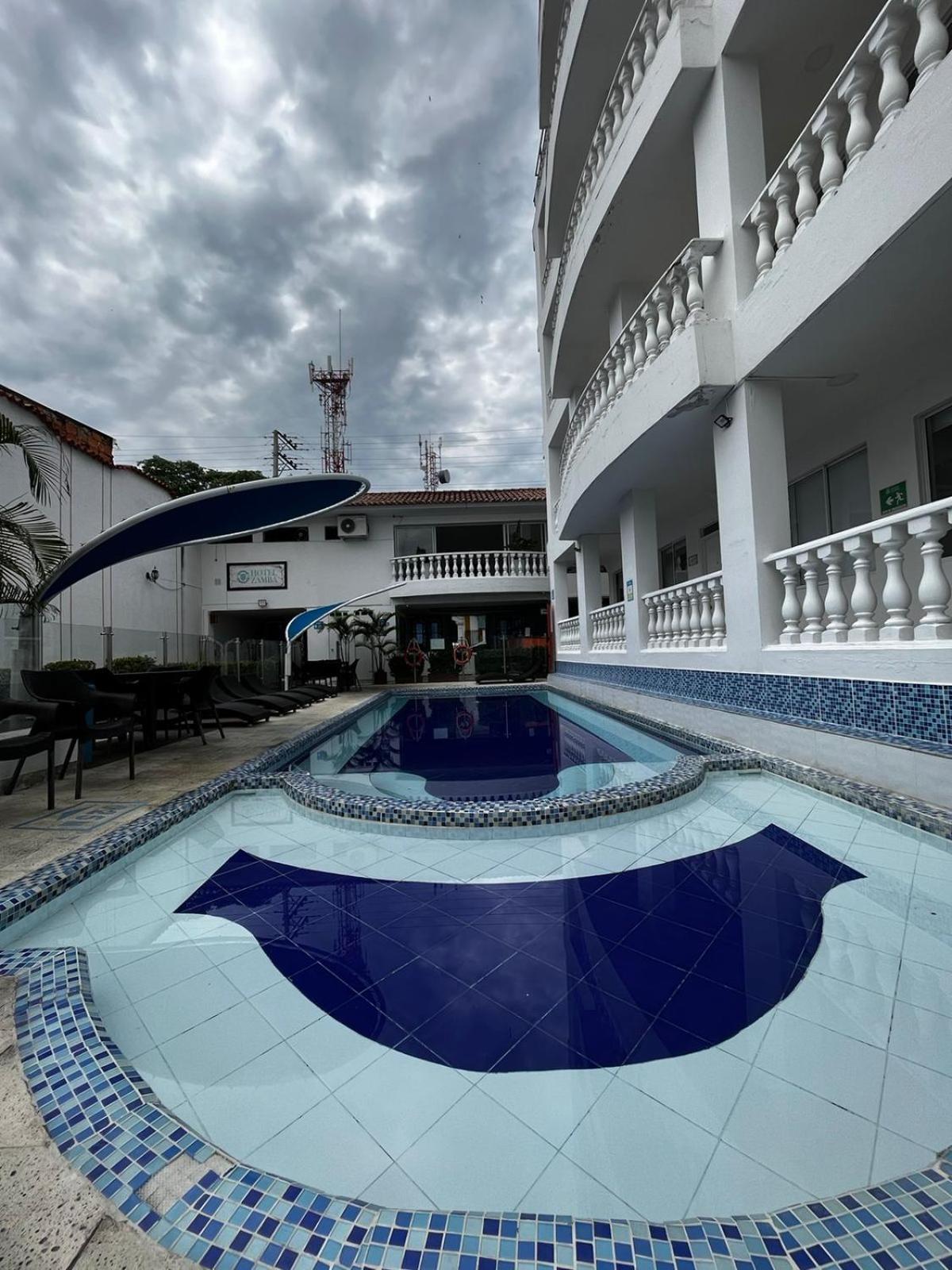 Hotel Zamba จีราร์ดอท ภายนอก รูปภาพ