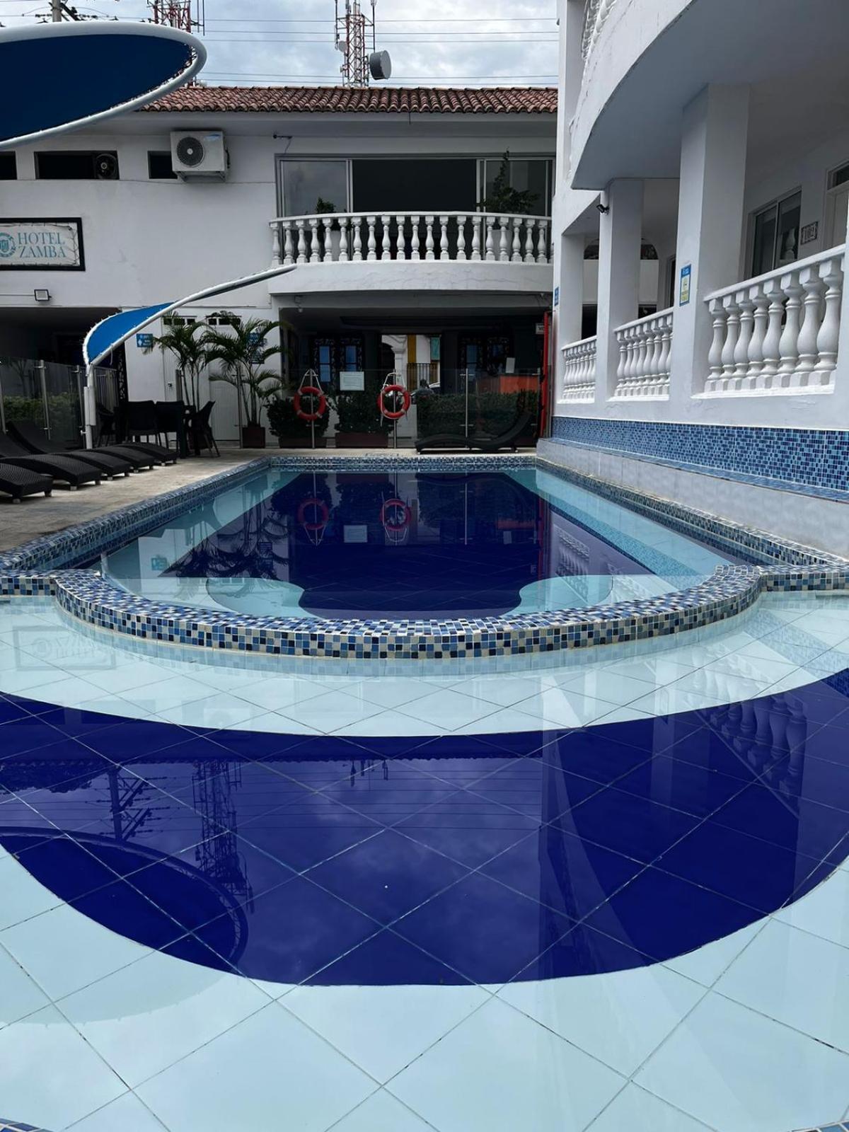 Hotel Zamba จีราร์ดอท ภายนอก รูปภาพ