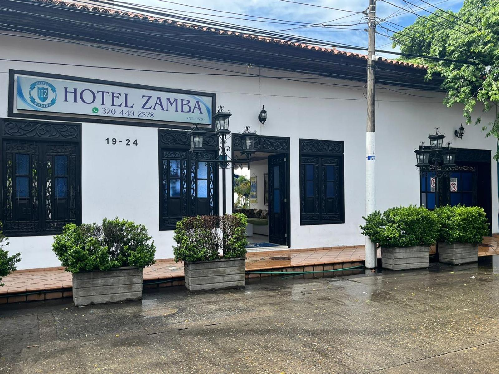 Hotel Zamba จีราร์ดอท ภายนอก รูปภาพ