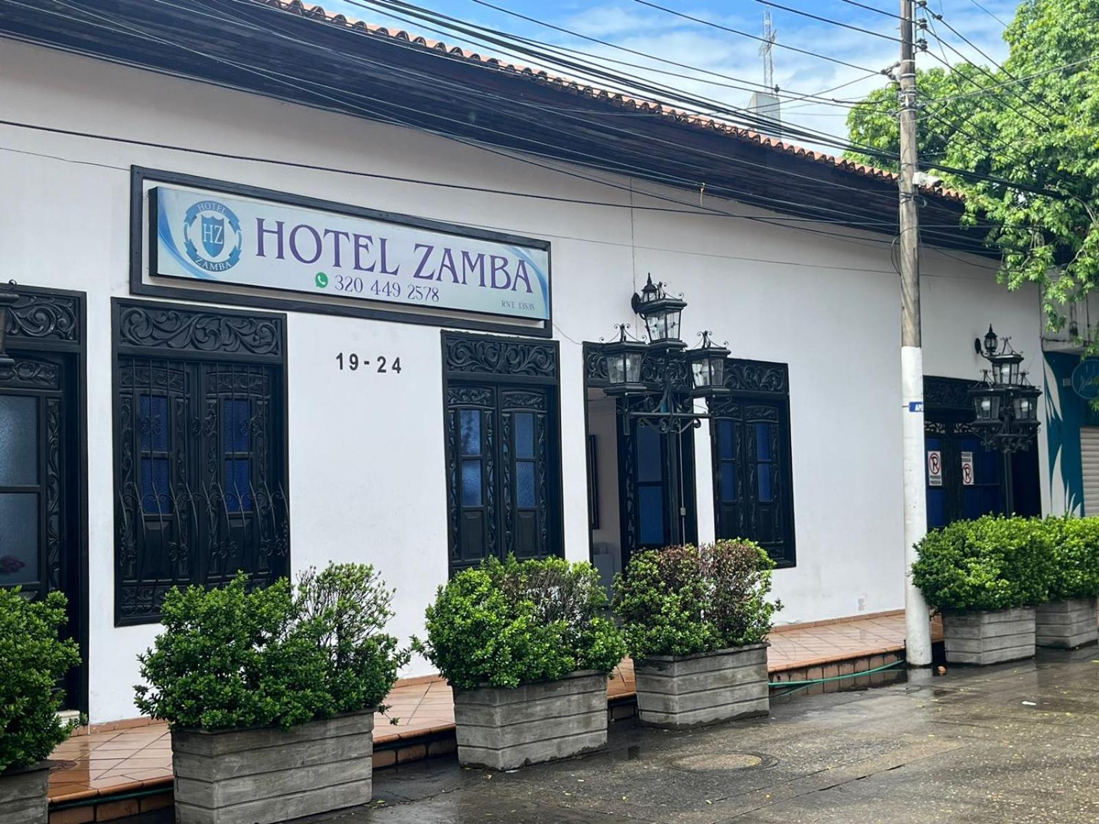 Hotel Zamba จีราร์ดอท ภายนอก รูปภาพ
