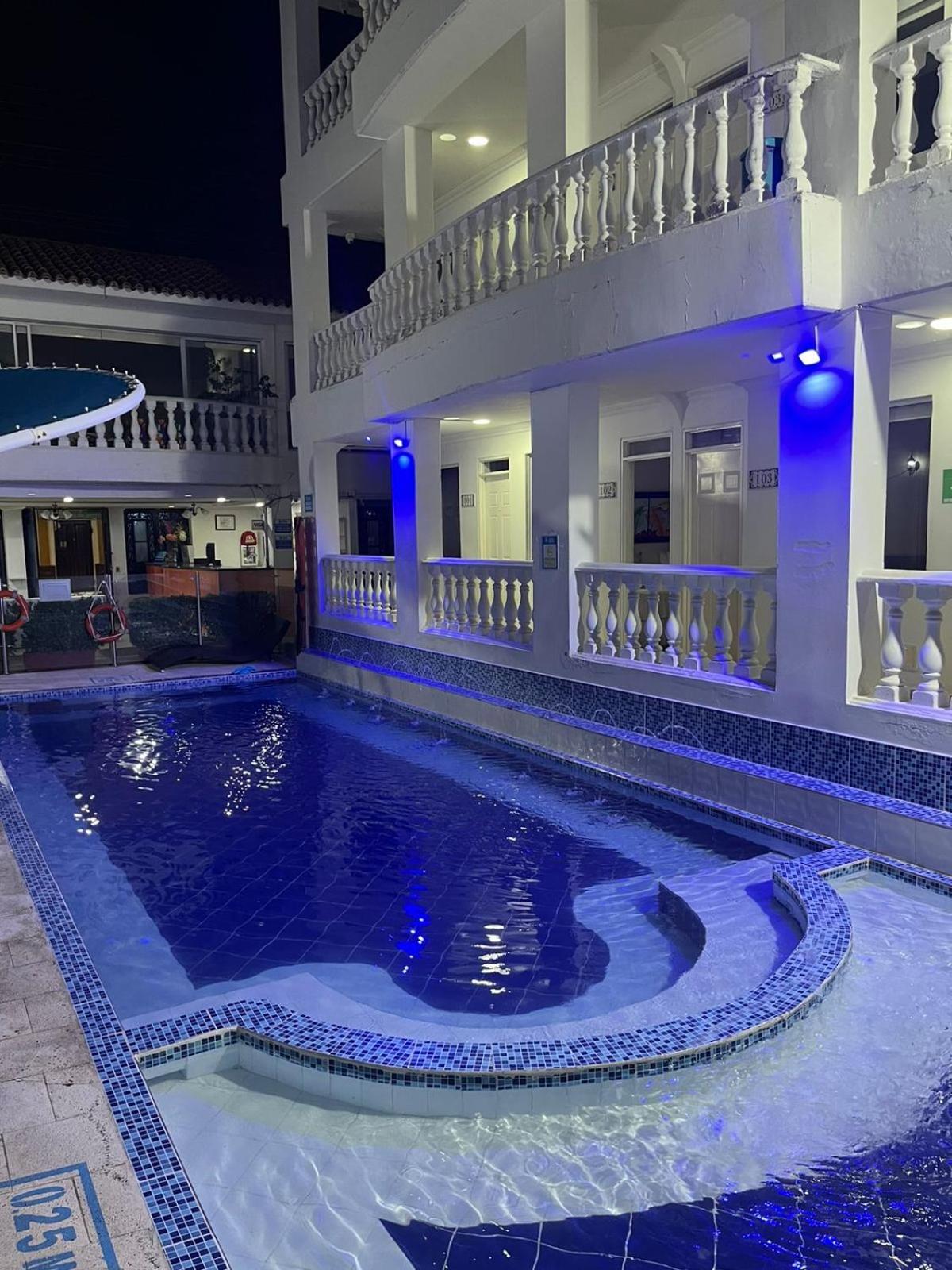 Hotel Zamba จีราร์ดอท ภายนอก รูปภาพ