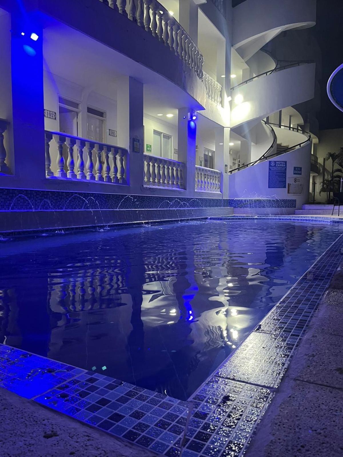 Hotel Zamba จีราร์ดอท ภายนอก รูปภาพ