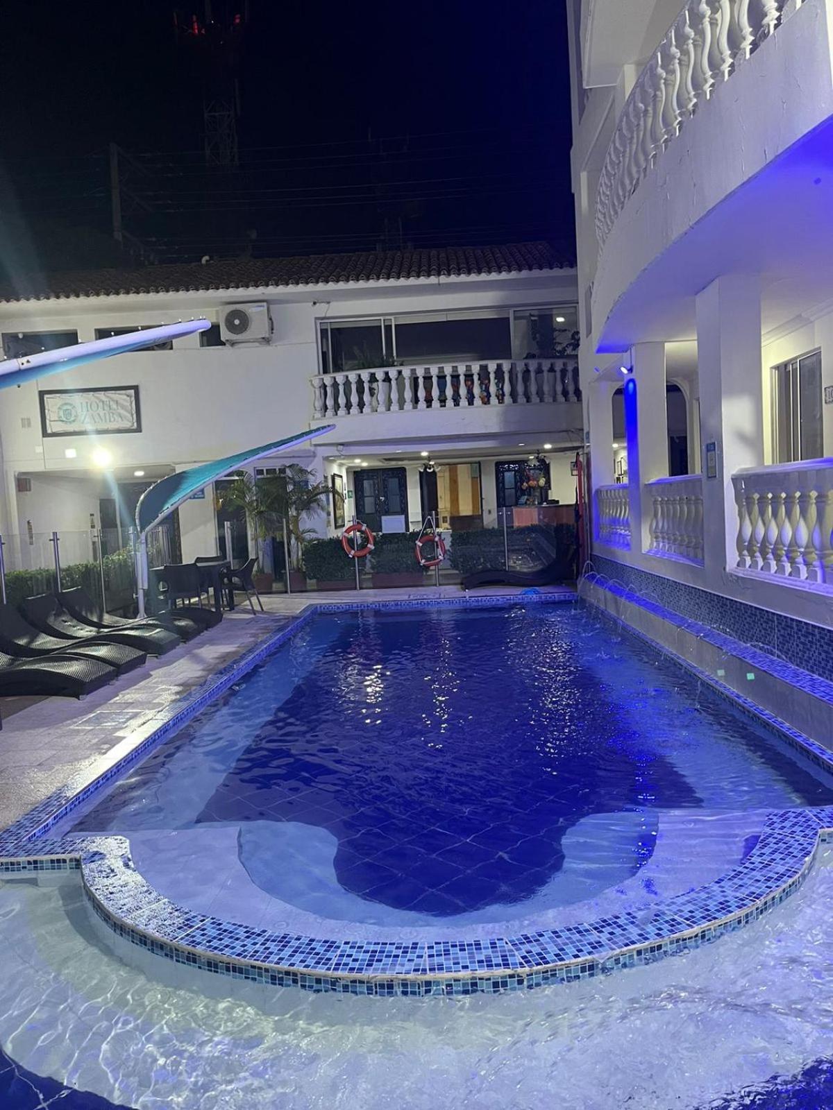 Hotel Zamba จีราร์ดอท ภายนอก รูปภาพ