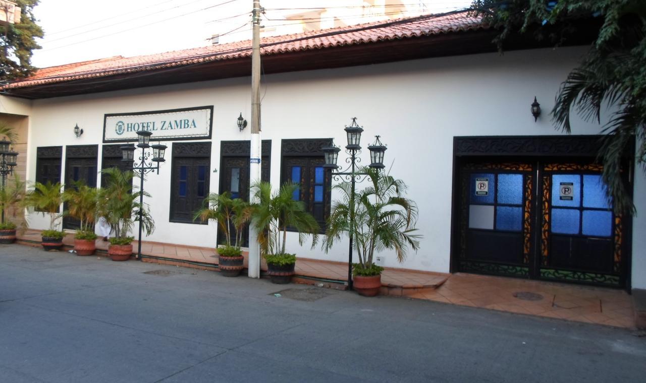 Hotel Zamba จีราร์ดอท ภายนอก รูปภาพ